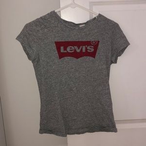 Gray Levi’s shirt